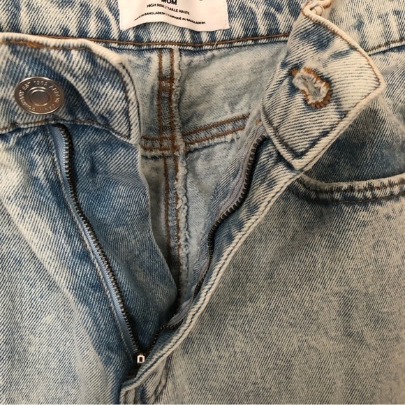 High Rise High Waist Light Wash Distressed Mom Jeans Size 26 - Picture 12 of 16